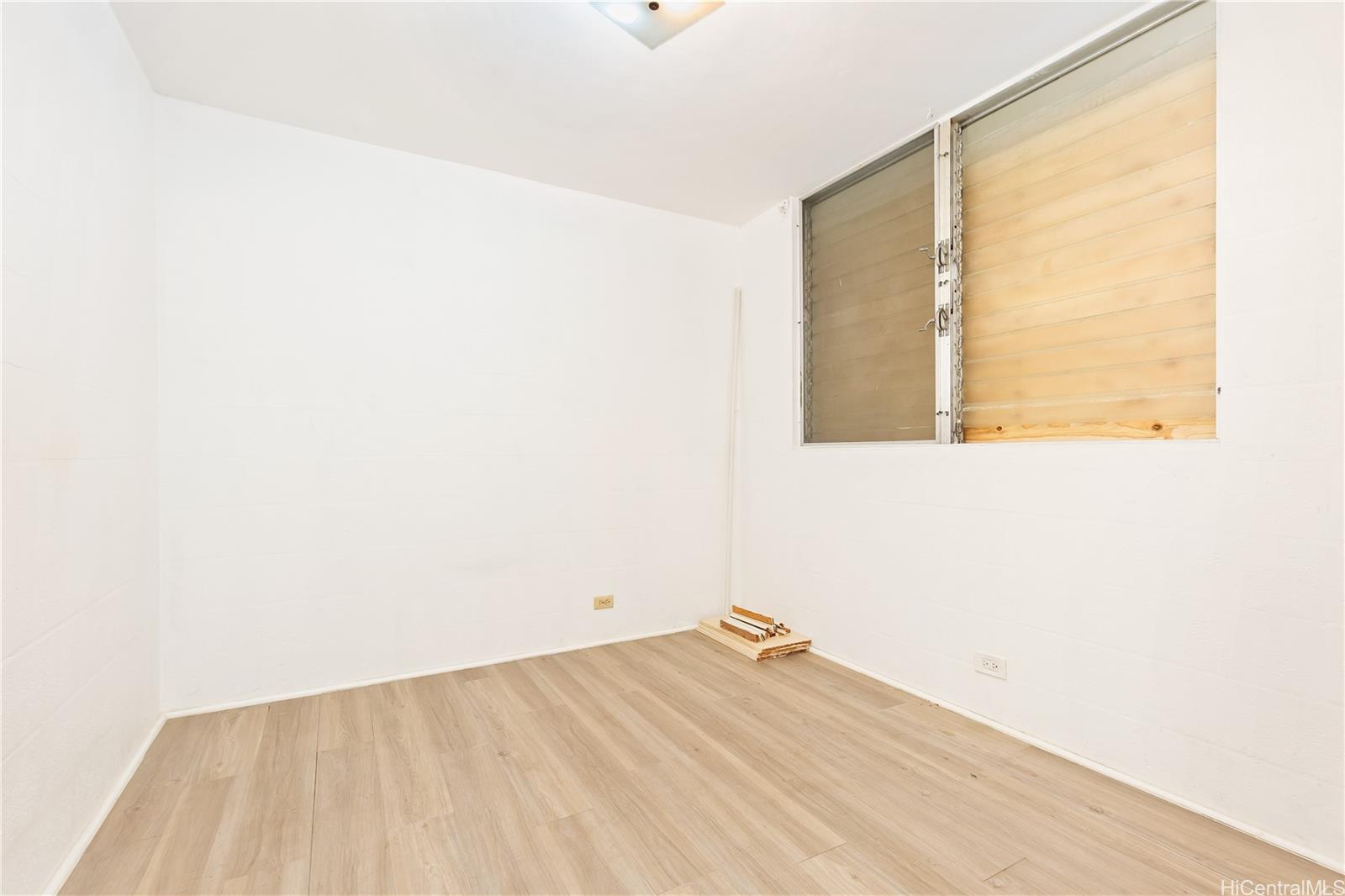 910 Factory Street Honolulu, HI 96819 - Photo 18 of 19 a view of a room that has a window