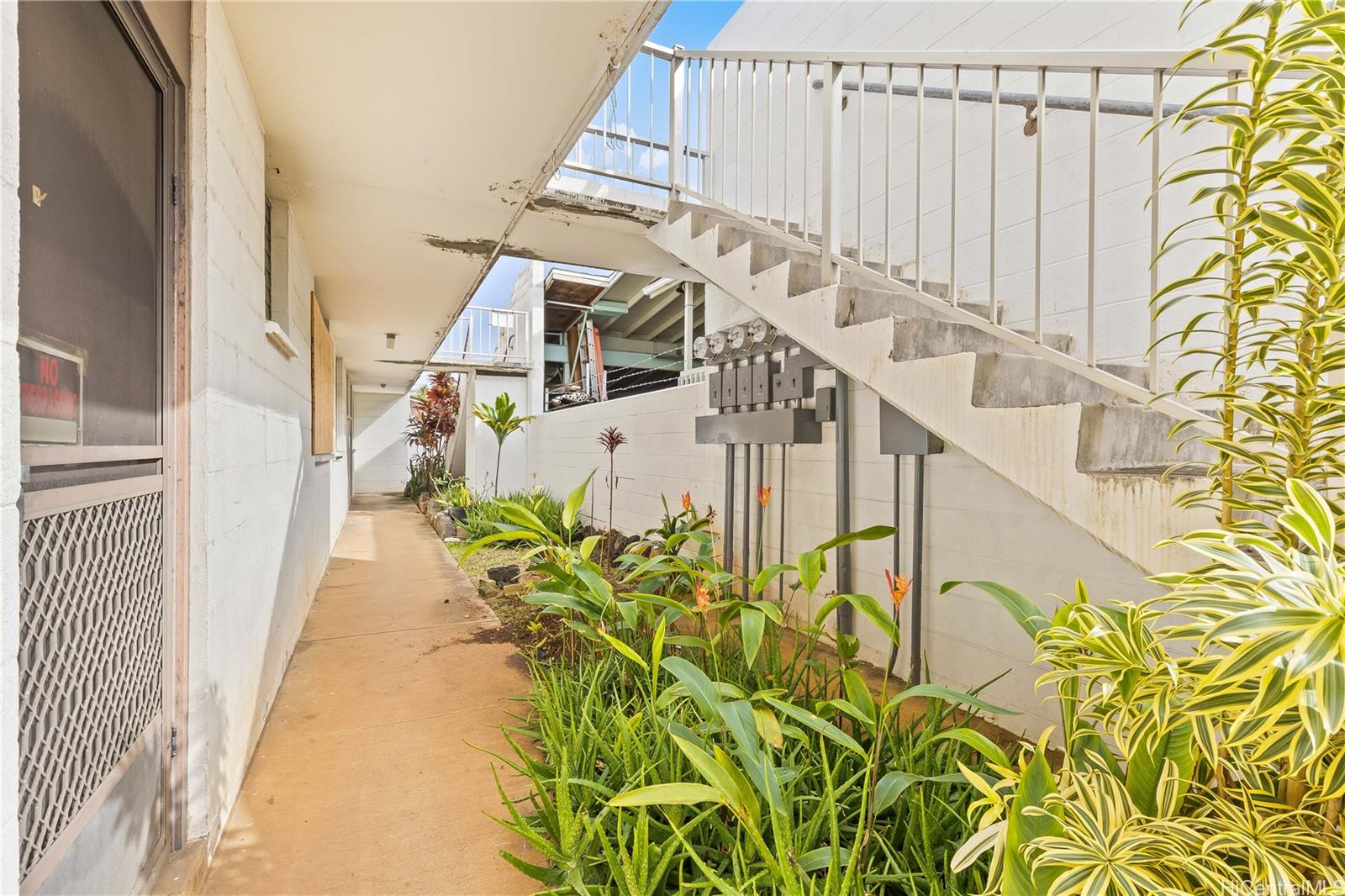 910 Factory Street Honolulu, HI 96819 - Photo 7 of 19 a view of entryway and hall with wooden floor