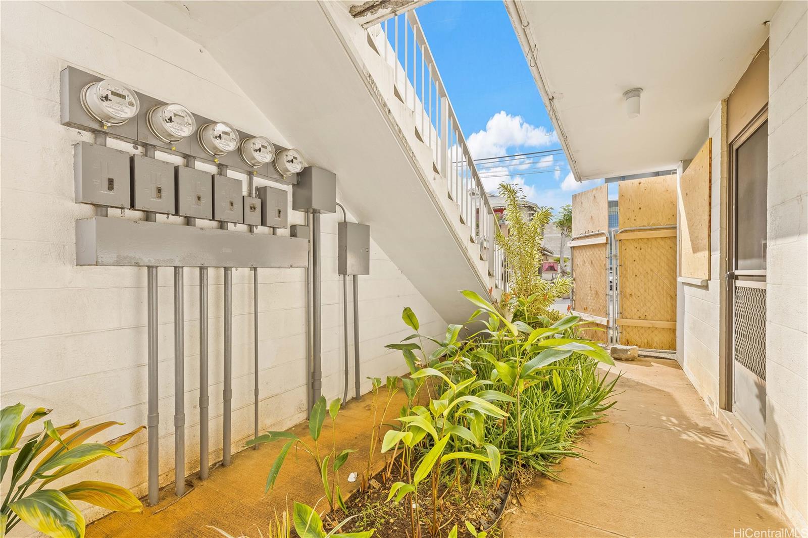 910 Factory Street Honolulu, HI 96819 - Photo 10 of 19 a view of an entryway