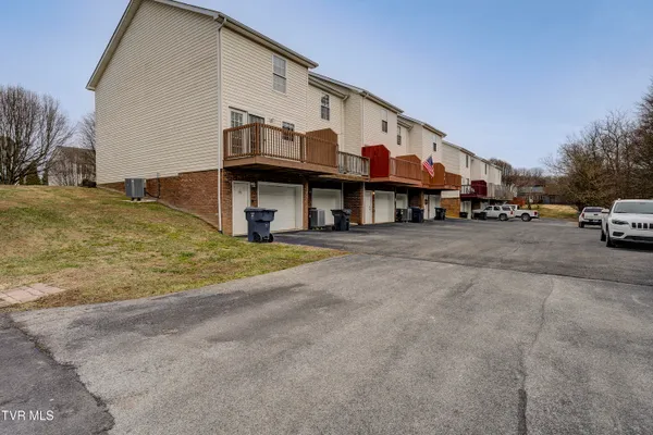 $1,700 | 220 Amanda Lane, Unit 1, Bristol, TN 37620