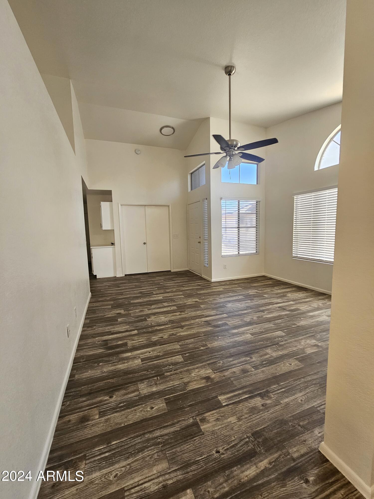 1743 East Carter Road Phoenix, AZ 85042 - Photo 7 of 25 Living5