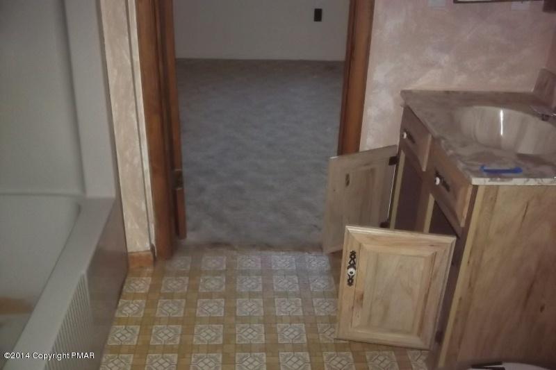 4 Evergreen Road Pocono Pines, PA 18350 - Photo 12 of 15 Bath
