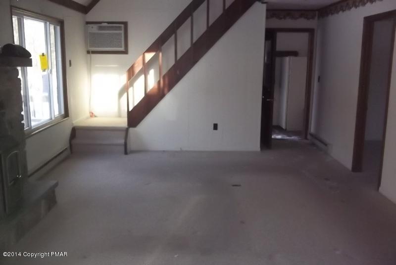 4 Evergreen Road Pocono Pines, PA 18350 - Photo 3 of 15 Living room