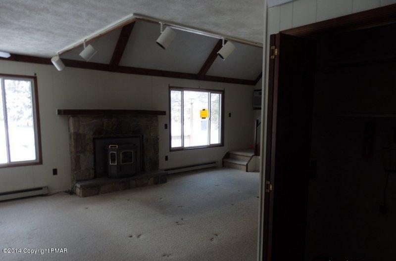 4 Evergreen Road Pocono Pines, PA 18350 - Photo 4 of 15 Living room