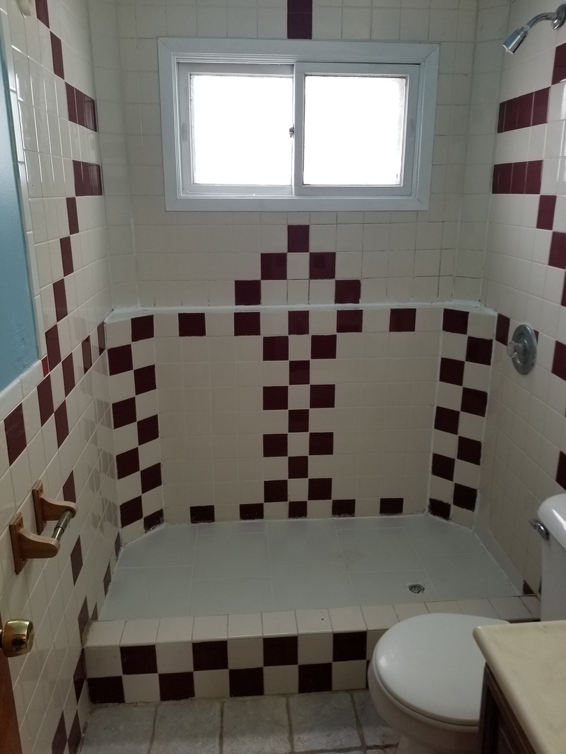 547 North Ridgemoor Avenue Mundelein, IL 60060 - Photo 13 of 19 a bathroom with a bathtub and window