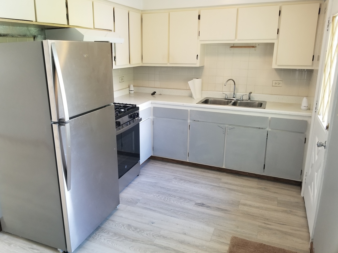 547 North Ridgemoor Avenue Mundelein, IL 60060 - Photo 3 of 19 a kitchen with a refrigerator sink and cabinets