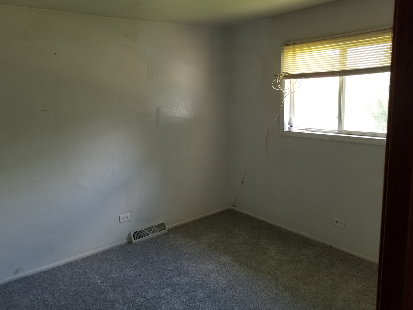 547 North Ridgemoor Avenue Mundelein, IL 60060 - Photo 9 of 19 an empty room with a window