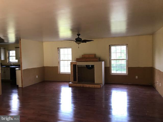 11517 Oak Tree Ridge Road Cumberland, MD 21502 - Photo 3 of 30 Living Room