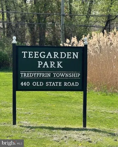 a view of yard with grass and green space