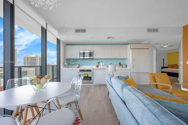 $5,600 | 55 Southwest 9th Street, Unit 3306, Miami, FL 33130