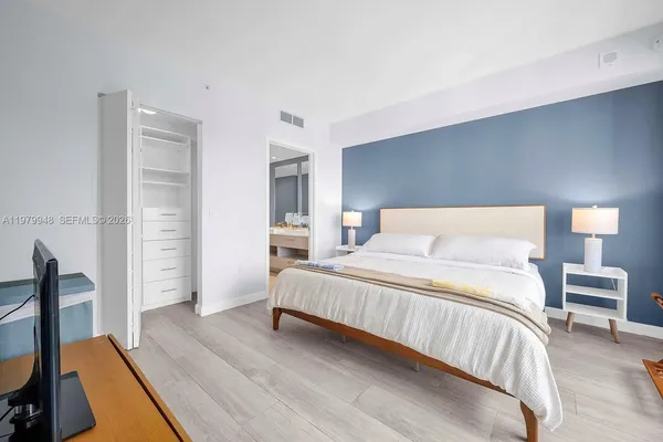 $5,600 | 55 Southwest 9th Street, Unit 3306, Miami, FL 33130