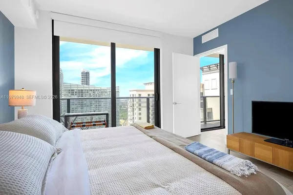 $5,600 | 55 Southwest 9th Street, Unit 3306, Miami, FL 33130