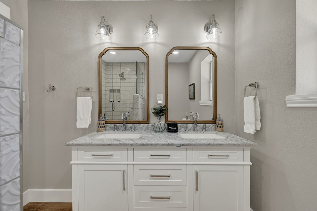 113 Weitz Road Fredericksburg, TX 78624 - Photo 15 of 50 a bathroom with double vanity sinks and a mirror