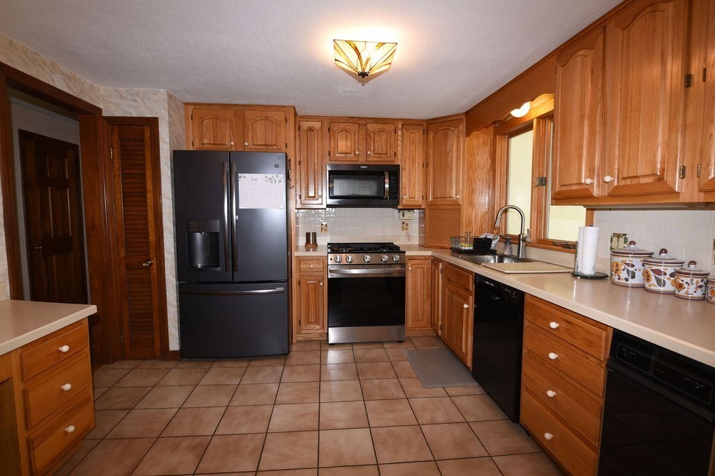 212 Spruce Way Hanover, MA 02339 - Photo 7 of 42