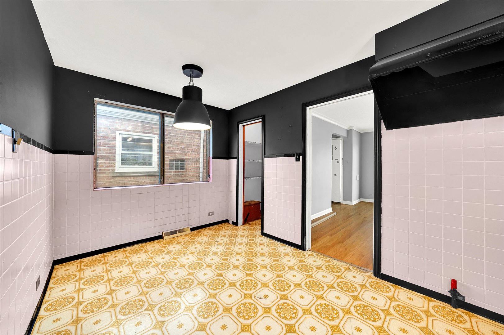 3933 West 58th Street Chicago, IL 60629 - Photo 15 of 32 a view of a livingroom with a & window