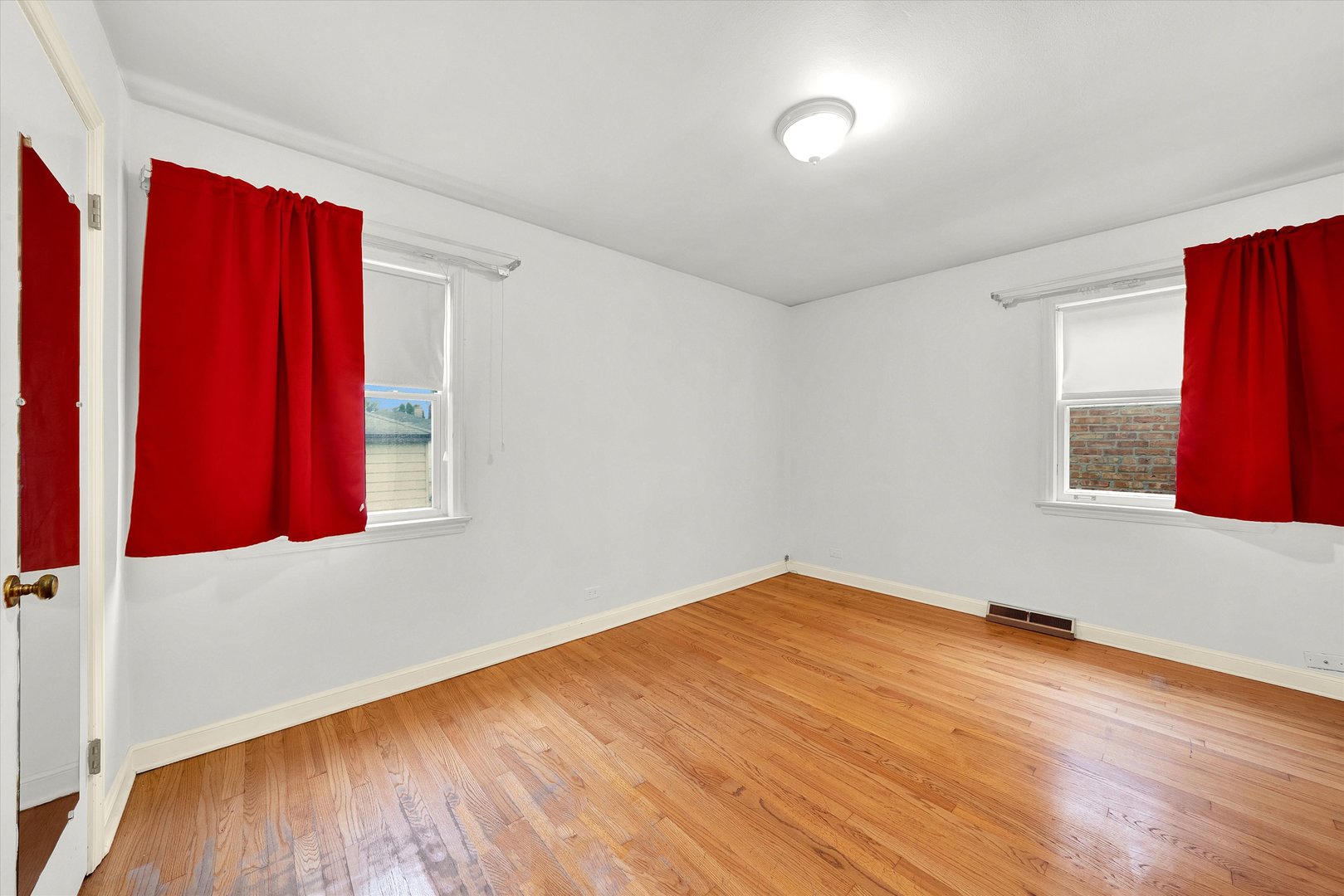3933 West 58th Street Chicago, IL 60629 - Photo 10 of 32 an empty room with windows and closet