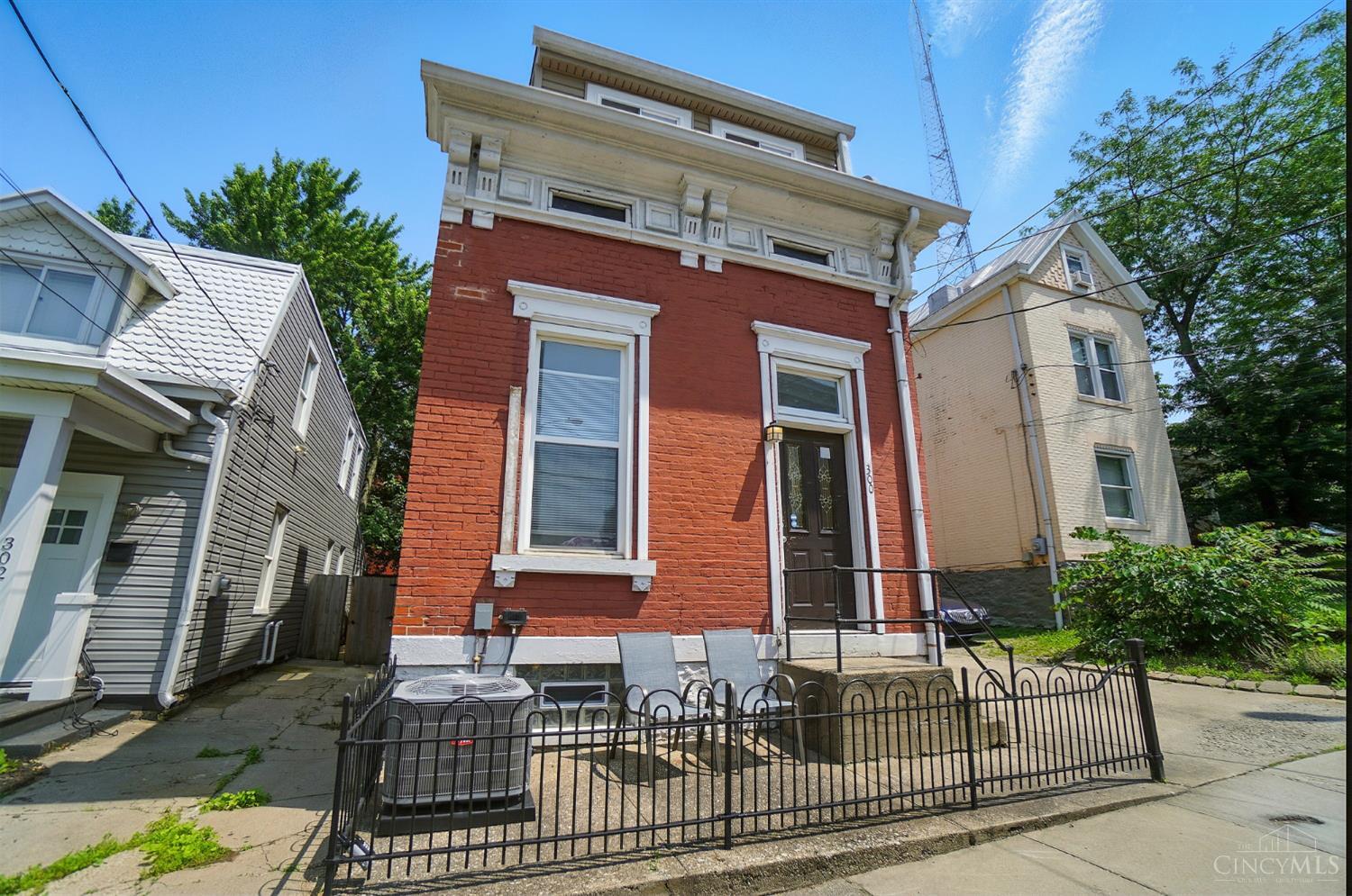 300 Emming Street Cincinnati, OH 45219 - Photo 2 of 32