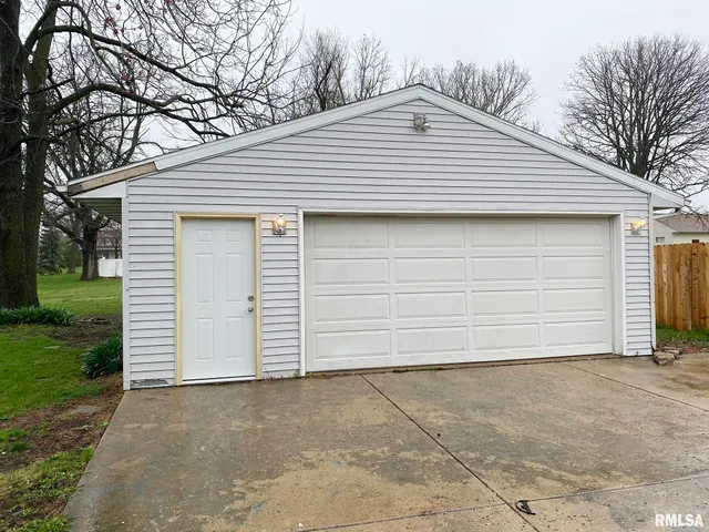 $1,895 | 303 Central Street, Washington, IL 61571