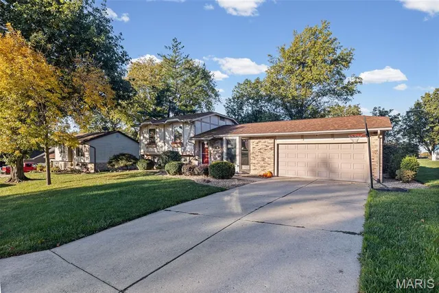 $275,000 | 107 Parkwood Drive, Waterloo, IL 62298