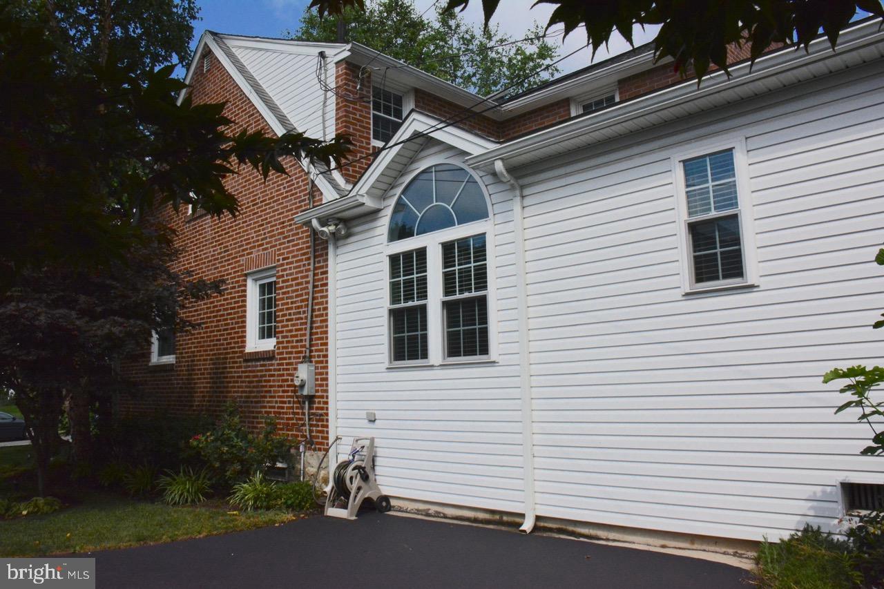 943 Sara Drive Springfield, PA 19064 - Photo 4 of 36