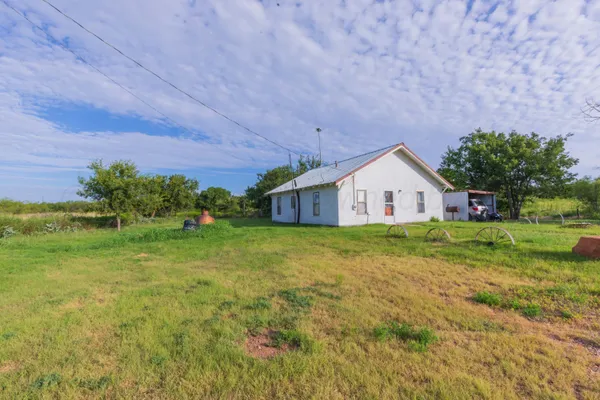 a view of a house with backyard and garden