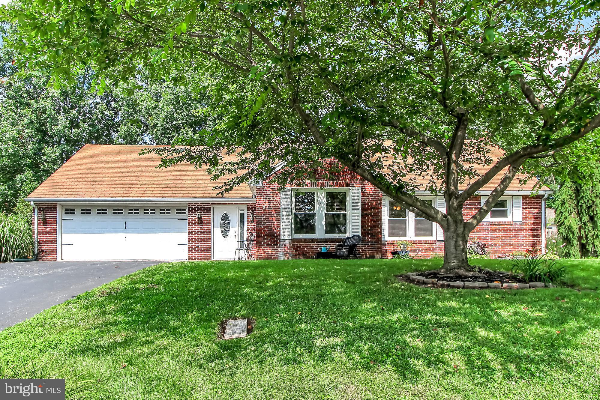 10 Boxwood Road Manchester, PA 17345 - Photo 1 of 25 Front of home
