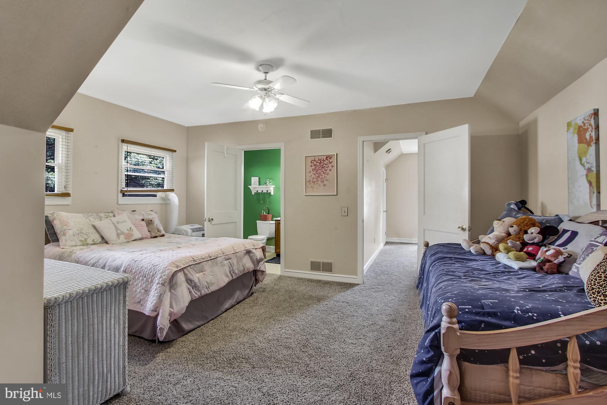 10 Boxwood Road Manchester, PA 17345 - Photo 15 of 25 2nd floor bedroom with bath