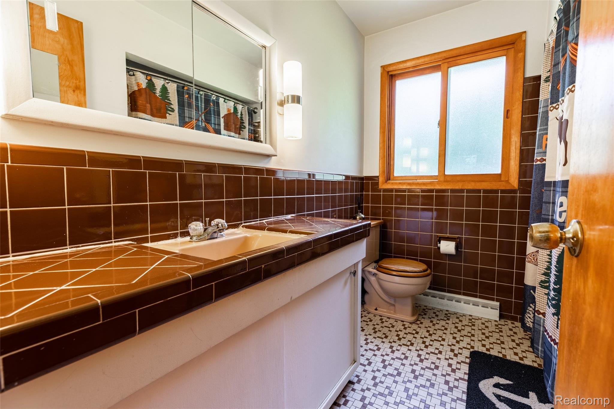 755 West Livingston Road Highland, MI 48357 - Photo 23 of 35 29.Bathroom