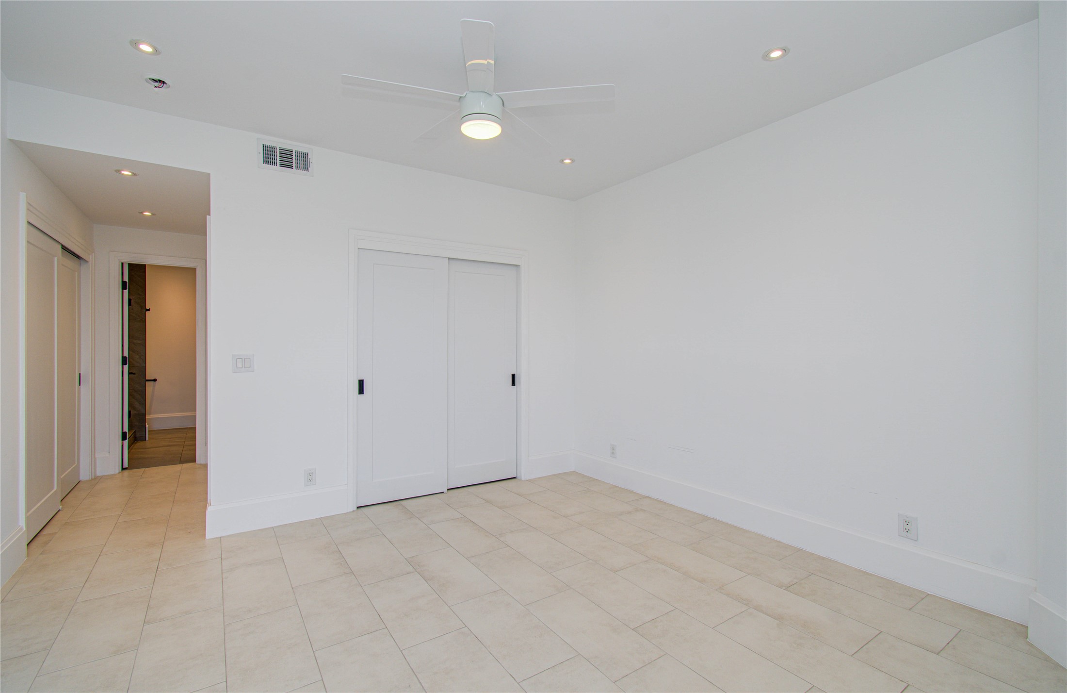 1701 Hermann Drive, Unit 20D Houston, TX 77004 - Photo 12 of 35 a view of an empty room