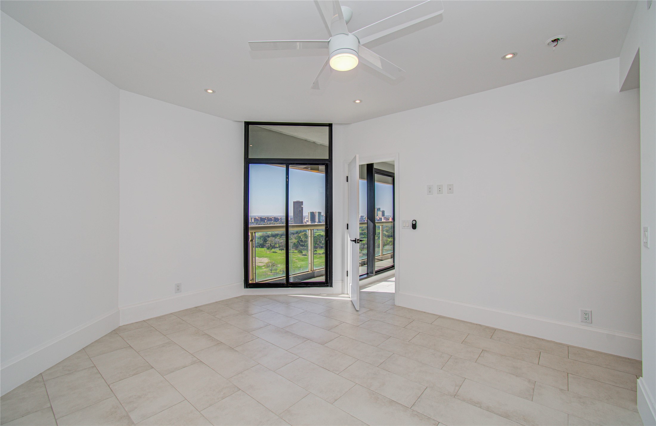 1701 Hermann Drive, Unit 20D Houston, TX 77004 - Photo 13 of 35 an empty room with entrance and windows