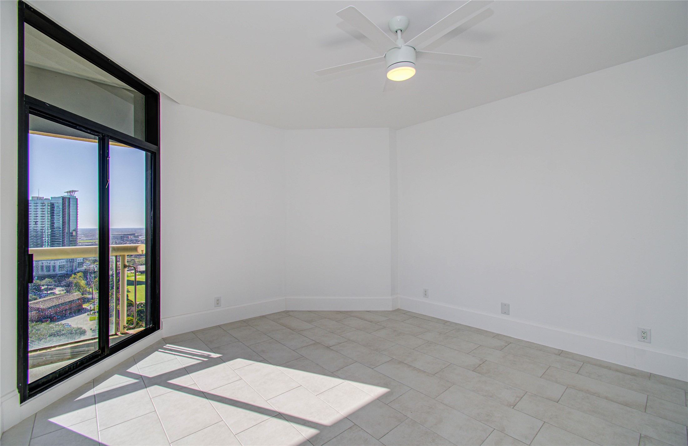 1701 Hermann Drive, Unit 20D Houston, TX 77004 - Photo 18 of 35 an empty room with fan and windows