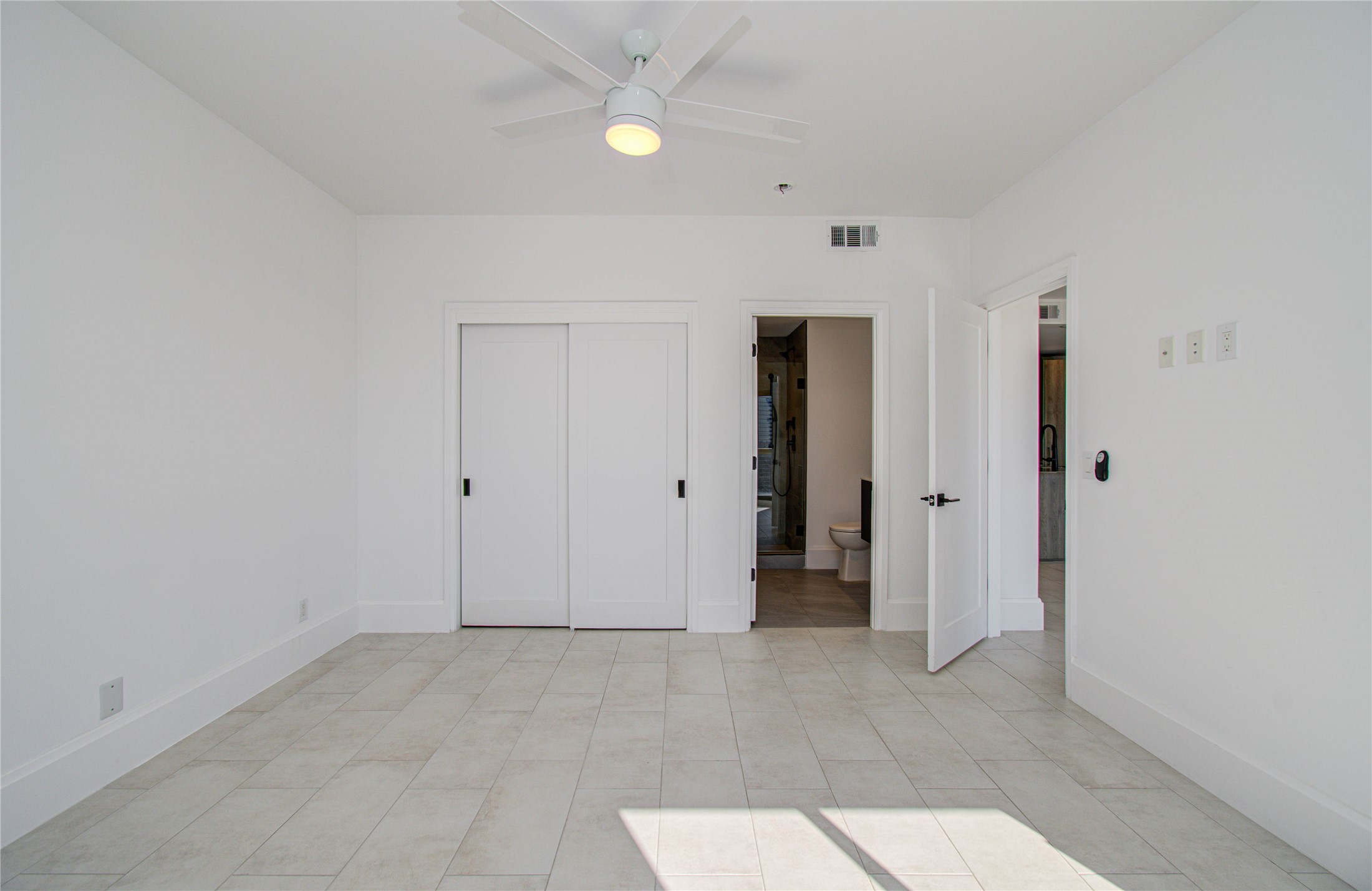 1701 Hermann Drive, Unit 20D Houston, TX 77004 - Photo 19 of 35 a view of an empty room