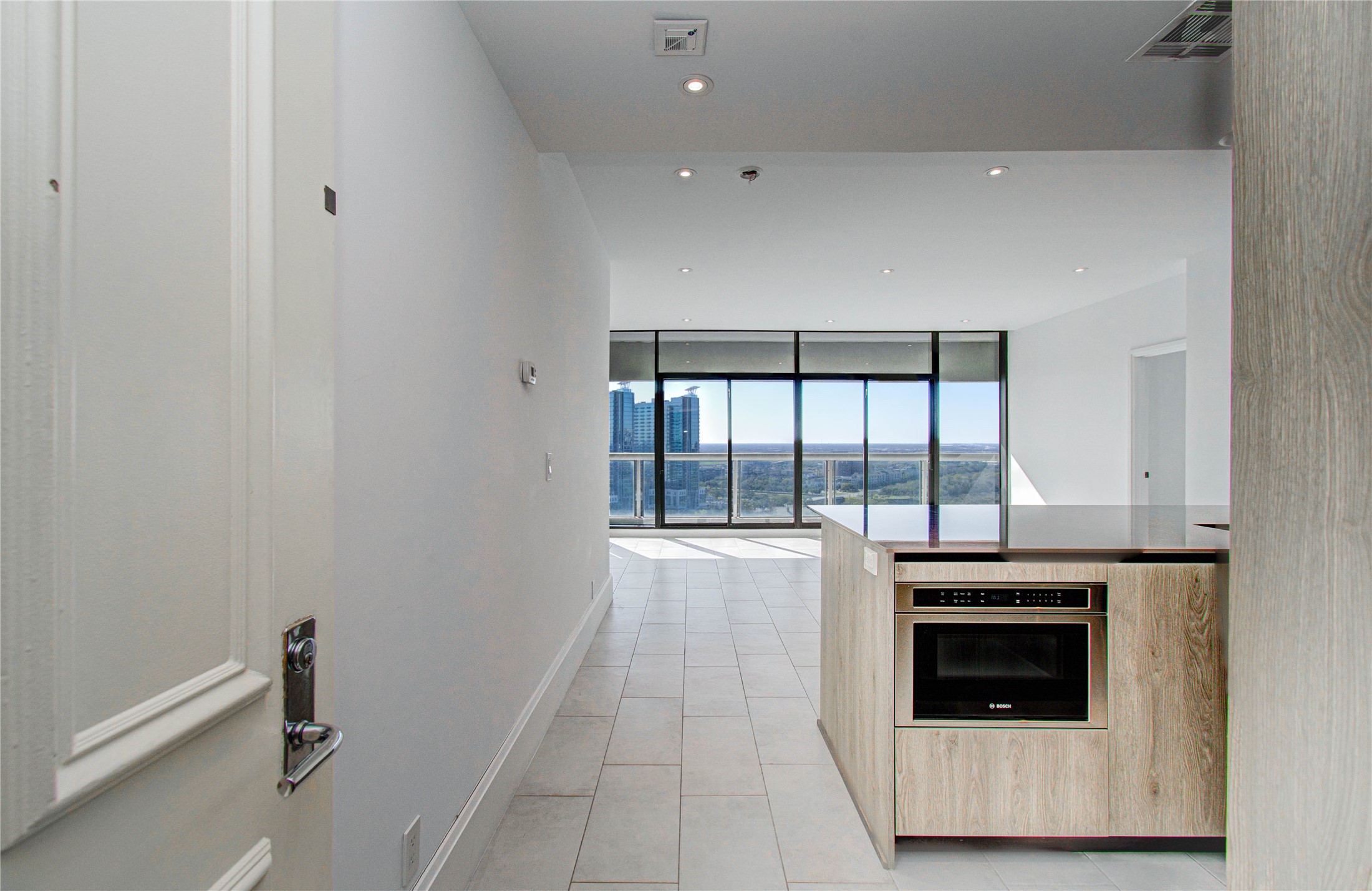 1701 Hermann Drive, Unit 20D Houston, TX 77004 - Photo 2 of 35 a kitchen with a stove and a bathtub