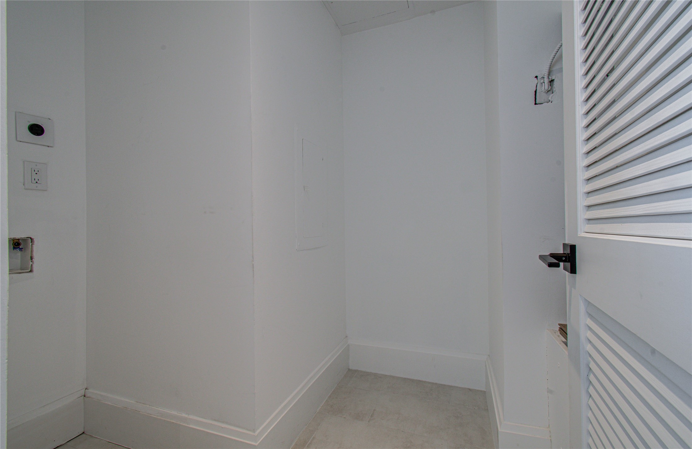 1701 Hermann Drive, Unit 20D Houston, TX 77004 - Photo 28 of 35 a small space with a window