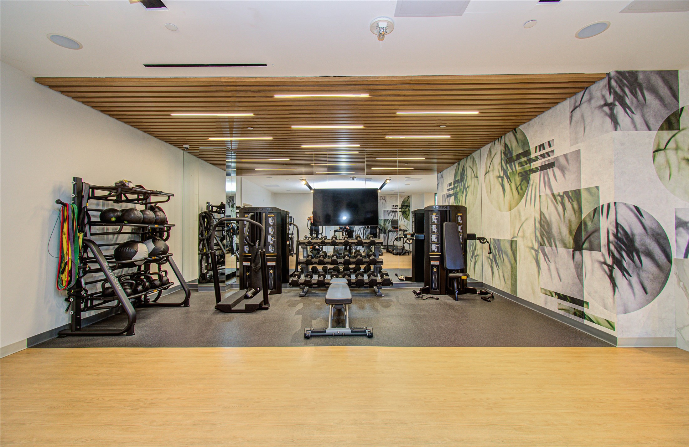 1701 Hermann Drive, Unit 20D Houston, TX 77004 - Photo 32 of 35 a view of a room with gym equipment