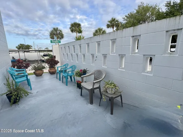 a view of a back yard