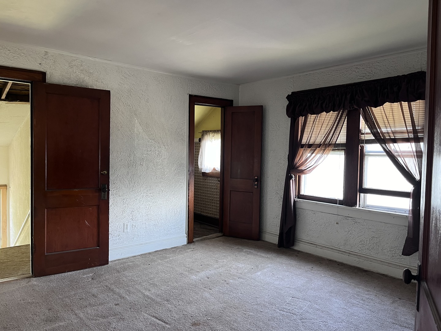 504 Scribner Street Joliet, IL 60432 - Photo 5 of 6 an empty room with windows and closet