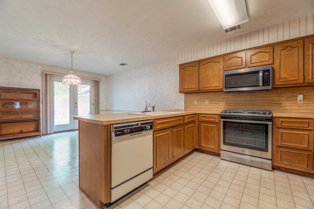 4151 Anglin Road, Unit 6A Columbus, GA 31907 - Photo 6 of 22 Kitchen with gas stove