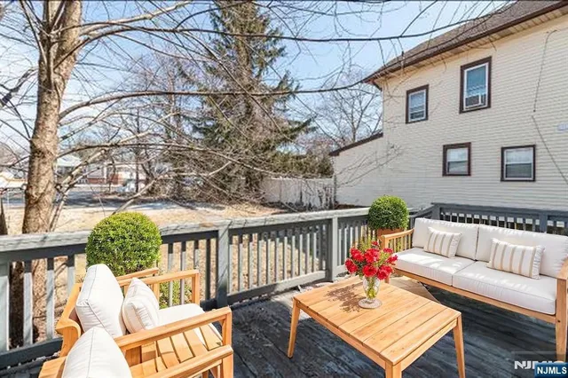 a view of a yard in front of house