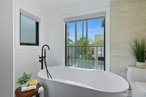 a bath tub sitting in a bathroom next to a tub