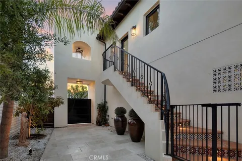 a view of entryway with a front door