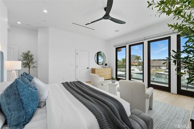 a bath tub sitting in a bathroom next to a tub