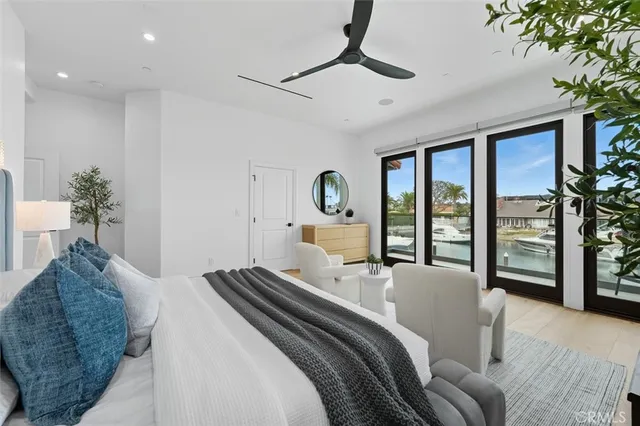 a bath tub sitting in a bathroom next to a tub