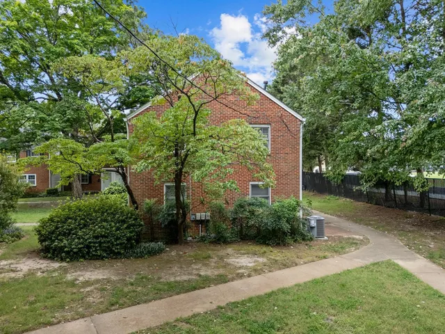 a view of a back yard