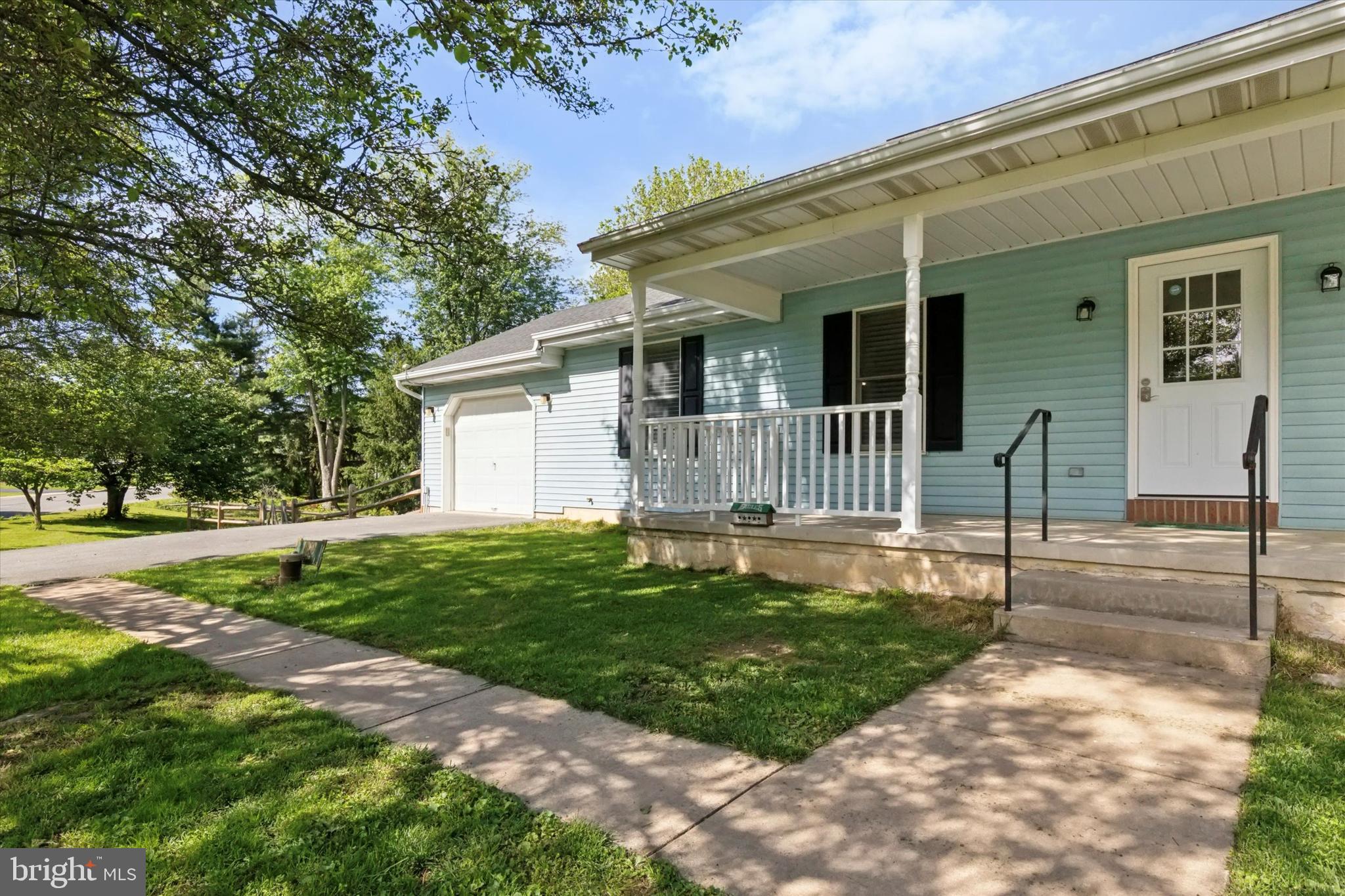 1069 Hearthstone Road Lancaster, PA 17603 - Photo 3 of 33
