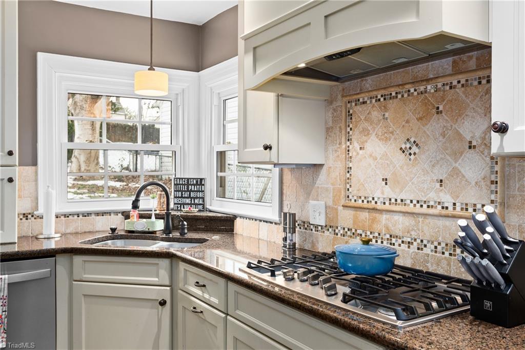 1013 Ferndale Boulevard High Point, NC 27262 - Photo 15 of 43 Kitchen