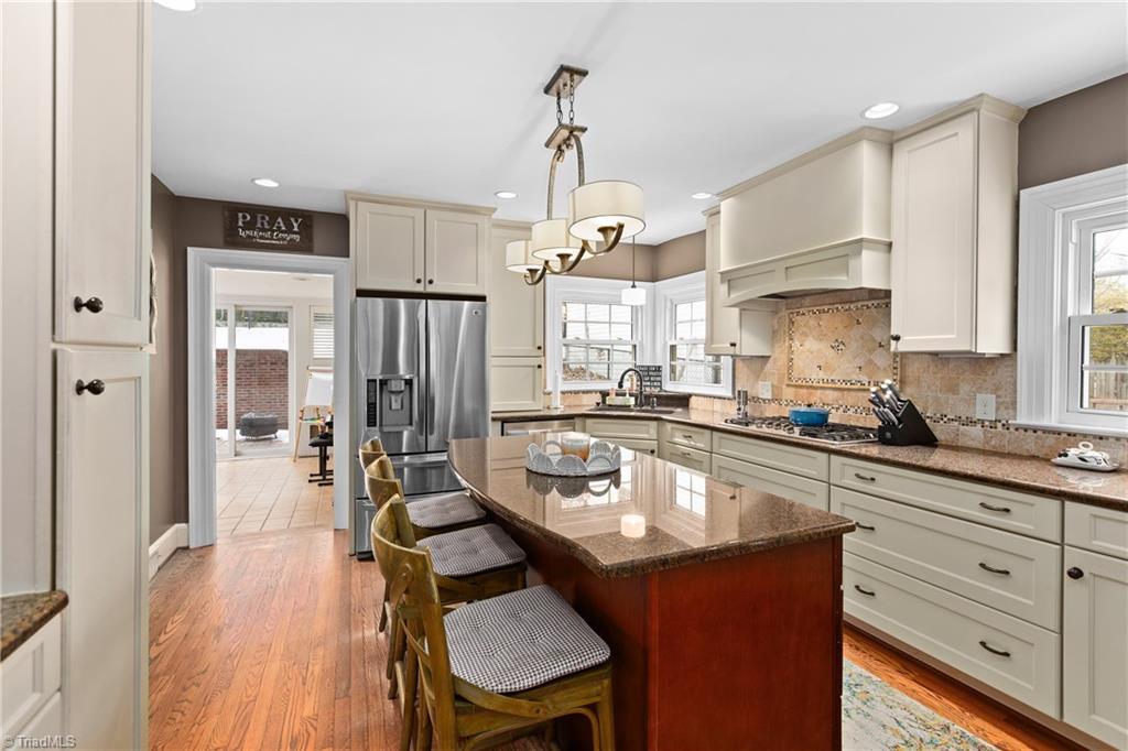 1013 Ferndale Boulevard High Point, NC 27262 - Photo 16 of 43 Kitchen