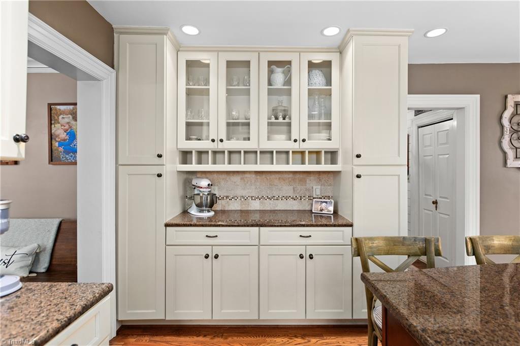 1013 Ferndale Boulevard High Point, NC 27262 - Photo 17 of 43 Kitchen