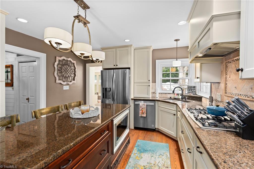 1013 Ferndale Boulevard High Point, NC 27262 - Photo 18 of 43 Kitchen