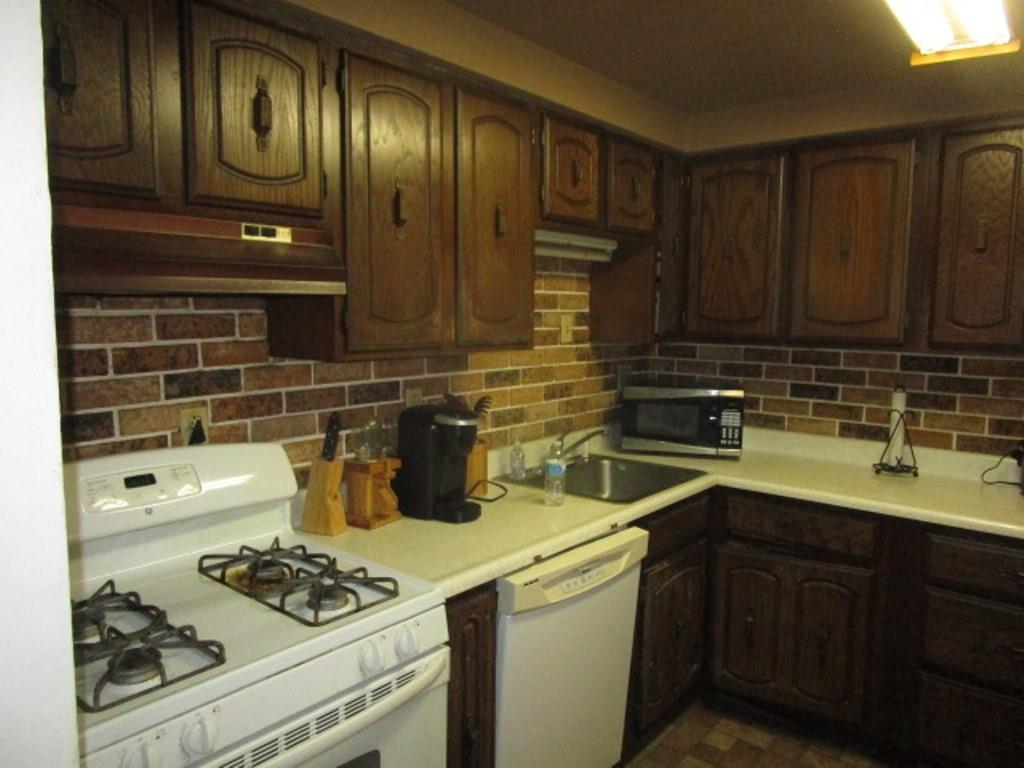 1560 Greentree Road Pittsburgh, PA 15220 - Photo 8 of 18 Gallery Image 8